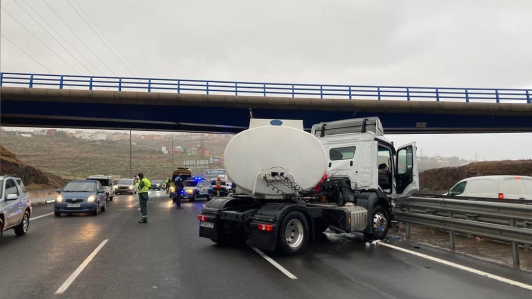 Un camión cisterna se ha visto implicado en un accidente junto con otro vehículo en la autopista Tenerife 1 en dirección hacia el sur de la isla en el barrio de Añaza