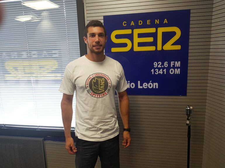 Guille Fidalgo, vencedor del Descenso Internacional del Sella en los estudios de Radio León