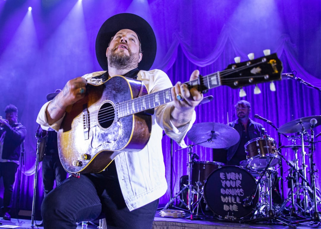 Nathaniel Rateliff durante una actuación en 2019