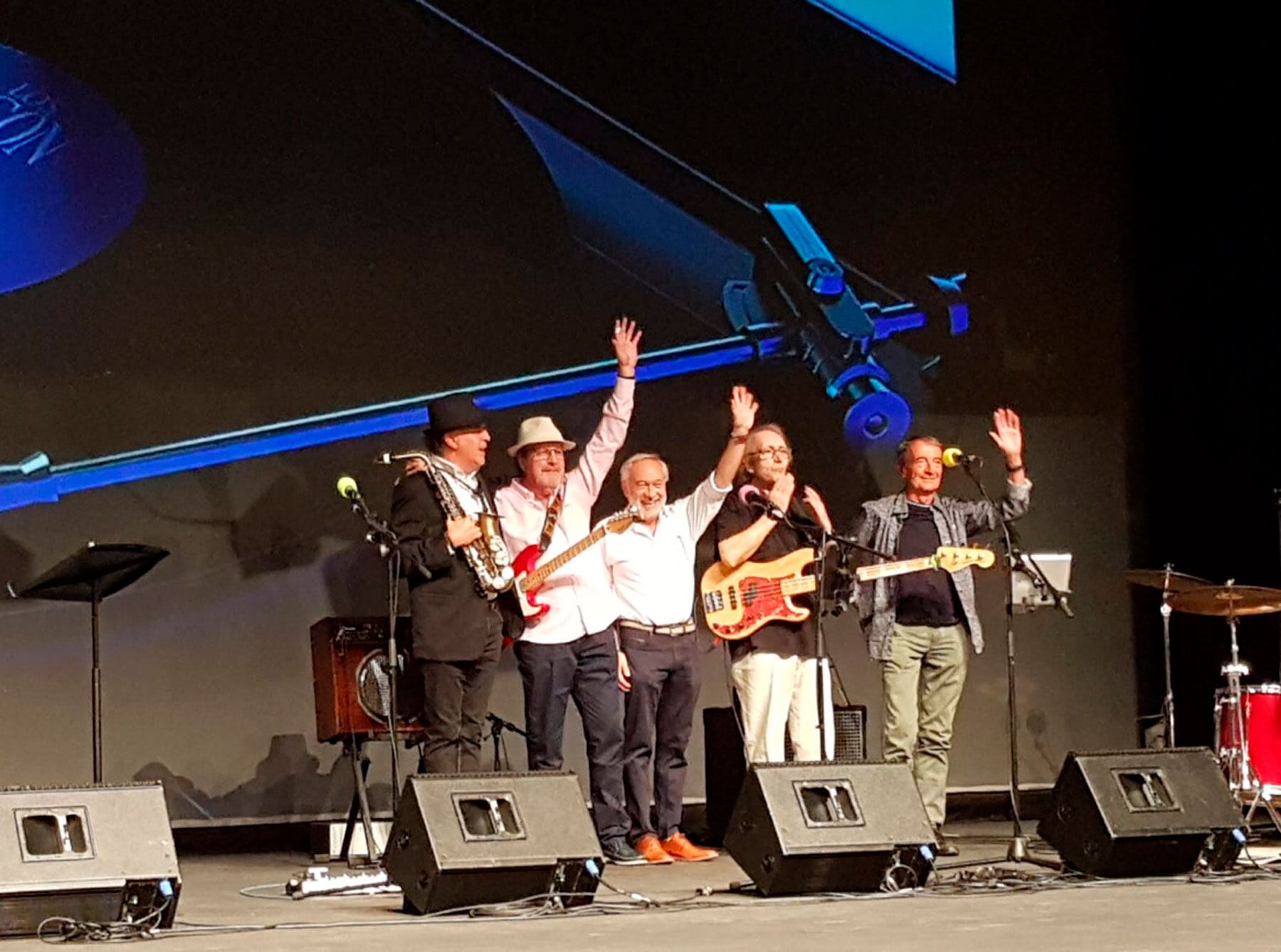 Los componentes de los Dayson al final de su actuación saludando al público