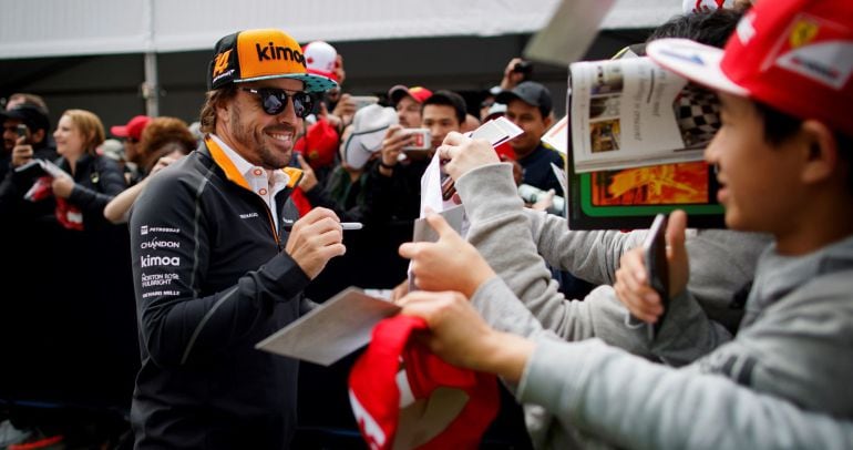 Fernando Alonso, en la firma de autógrafos anterior a los primeros entrenamientos del GP de Canadá.