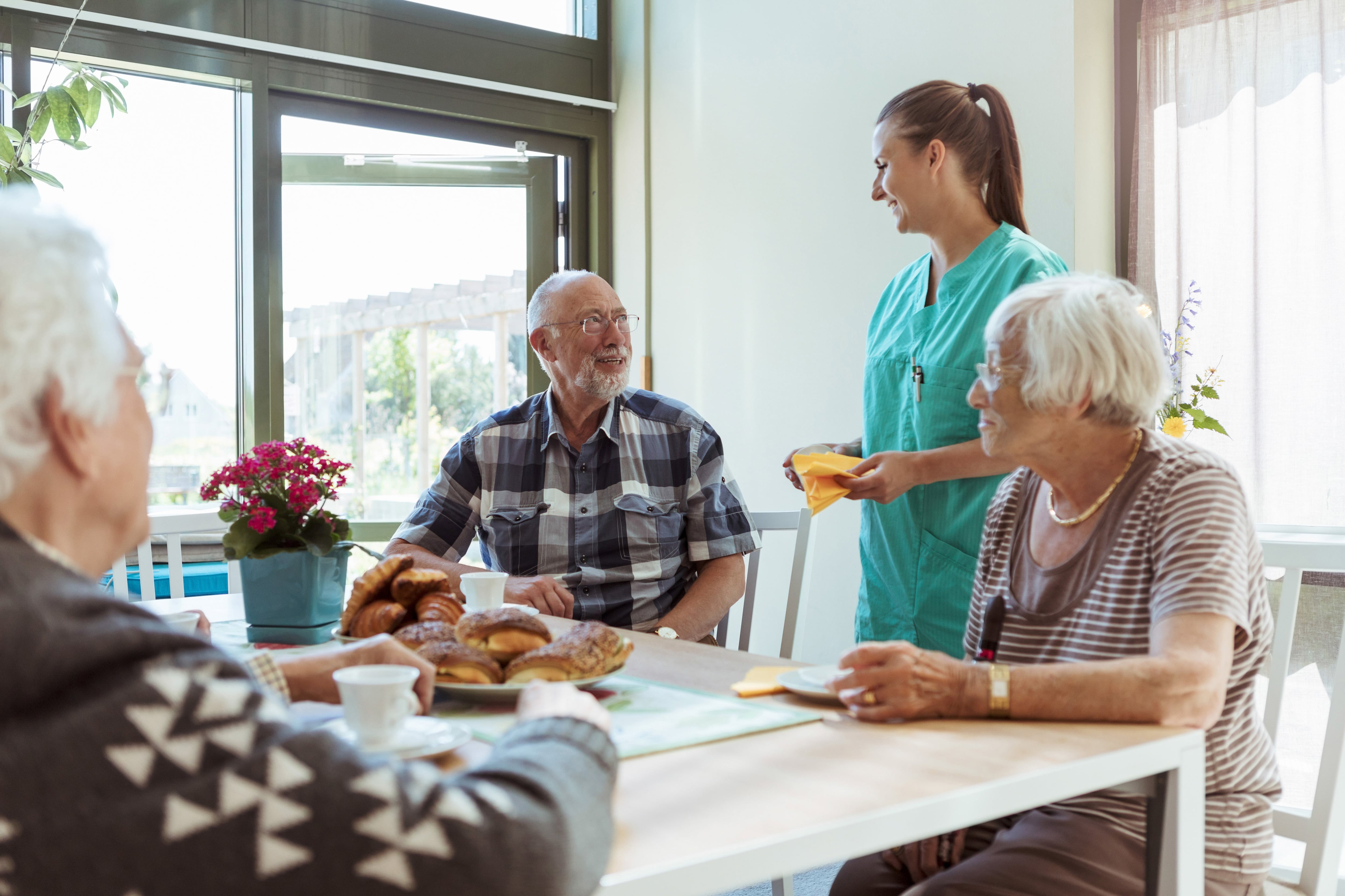 Una enfermera cuida de varios pacientes