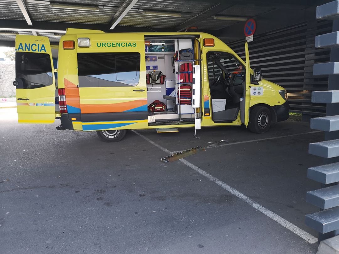 Una ambulancia a las puertas del área de Urgencias del Hospital comarcal de Ronda