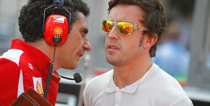 El piloto español de Ferrari, junto a su ingeniero Andrea Stella en el circuito de Suzuka.