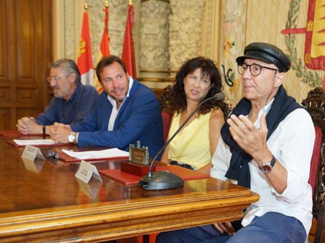 Félix interviene en la presentación del homenaje junto a la concejala de Cultura, el alcalde y su compañero Toño