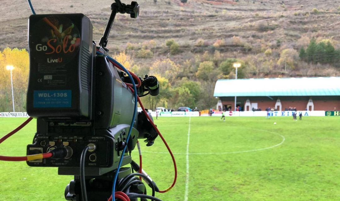 Una cámara de TV está preparada en un estadio