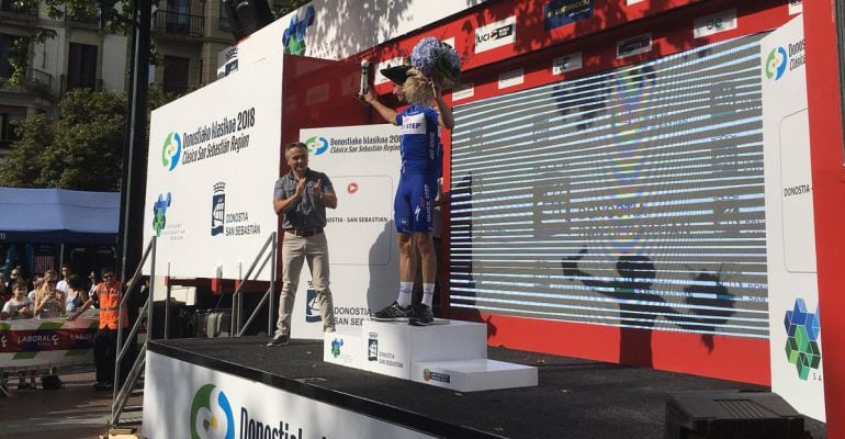 Alaphilippe celebra su victoria en la Clásica de San Sebastián