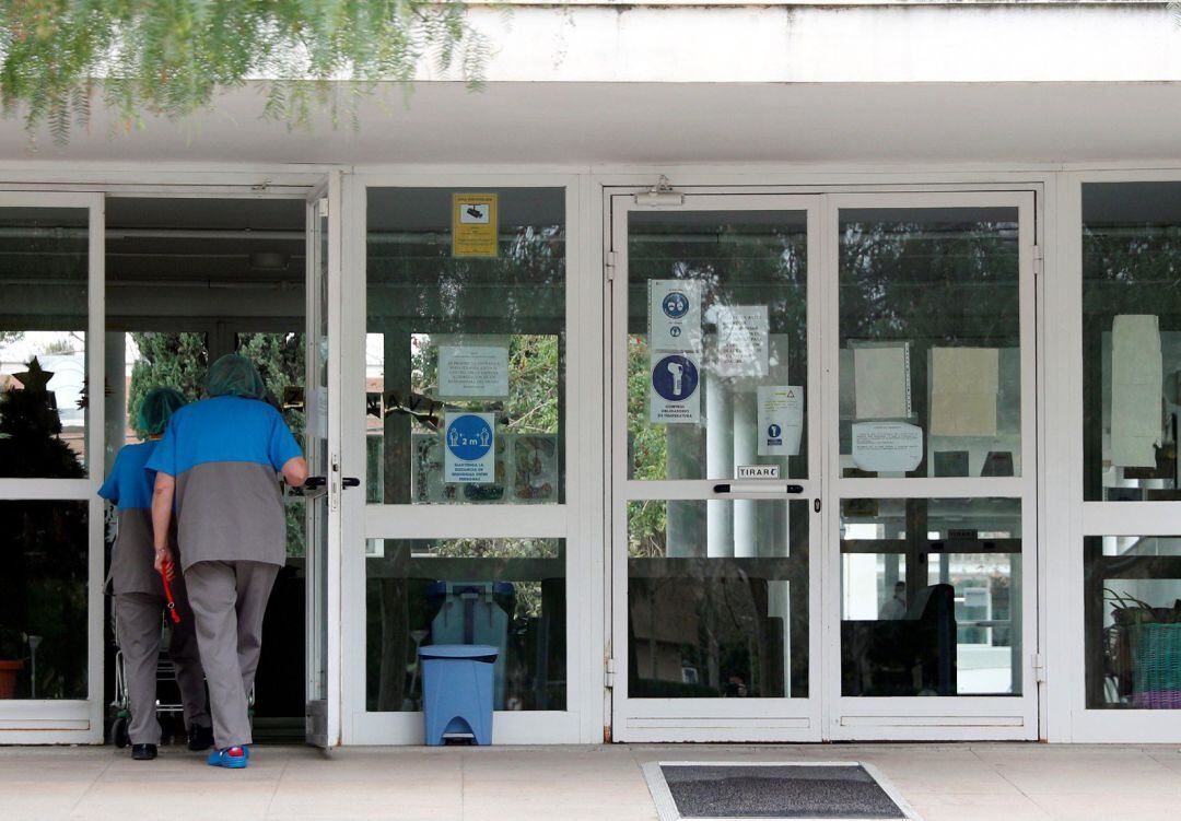 Dos trabajadoras acceden a la residencia para personas con diversidad funcional intelectual del Instituto Valenciano de Atención Social-Sanitaria (IVASS) en la localidad valenciana de Aldaia donde se ha deetectado un brote de coronavirus