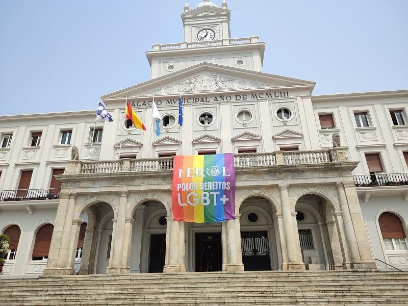 El balcón del Concello de Ferrol luce la bandera LGBT+