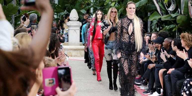 Un grupo de modelos en uno de los actos organizados en el recinte Festival de Cine de Cannes, en Francia