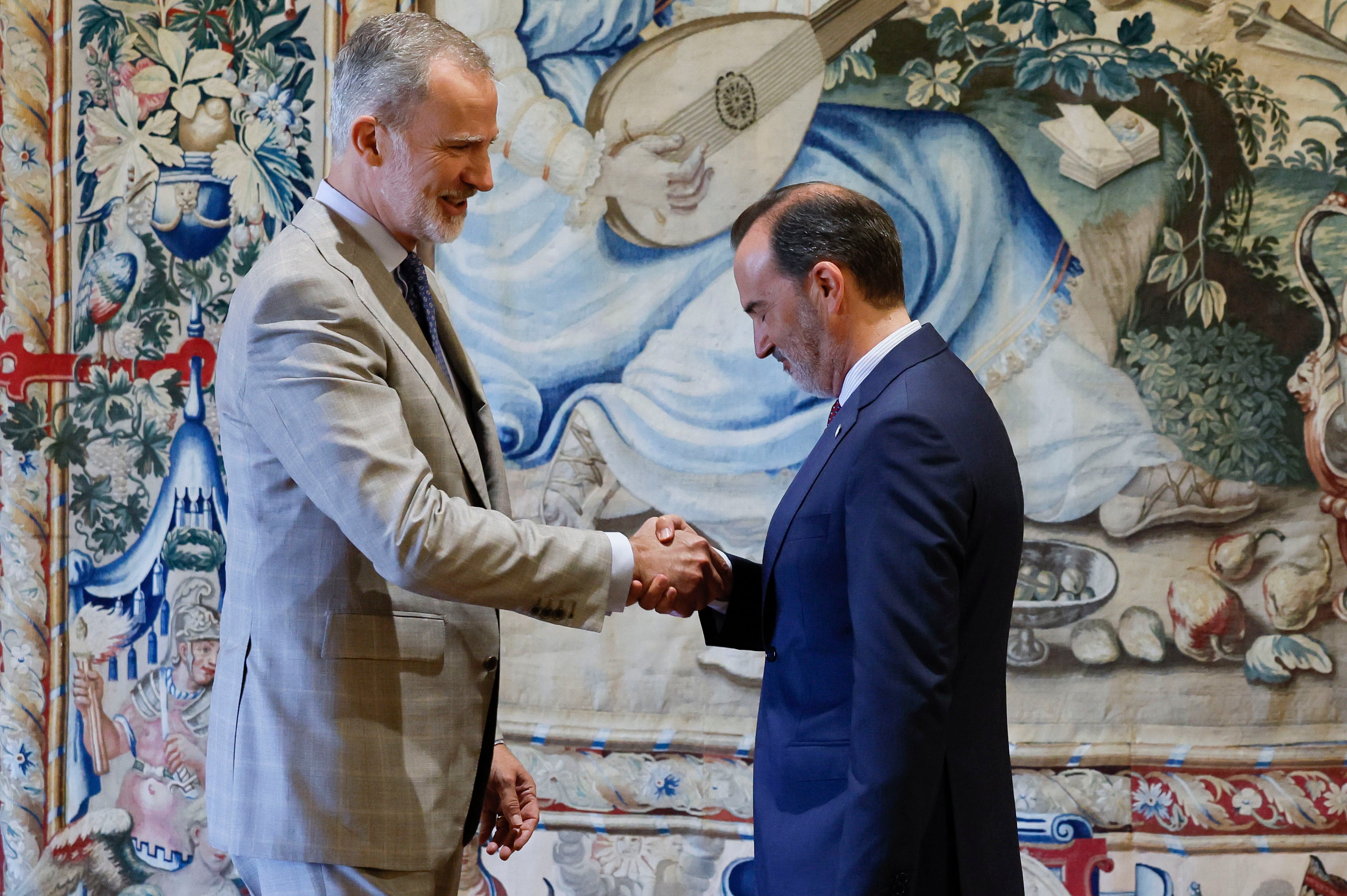 PALMA DE MALLORCA (ESPAÑA), 28/07/2025.- El rey Felipe VI recibe en audiencia durante sus vacaciones estivales presidente del Parlamento de las Islas Baleares, Gabriel Le Senne (d), en el Palacio de la Almudaina de Palma de Mallorca este lunes. EFE/ Ballesteros