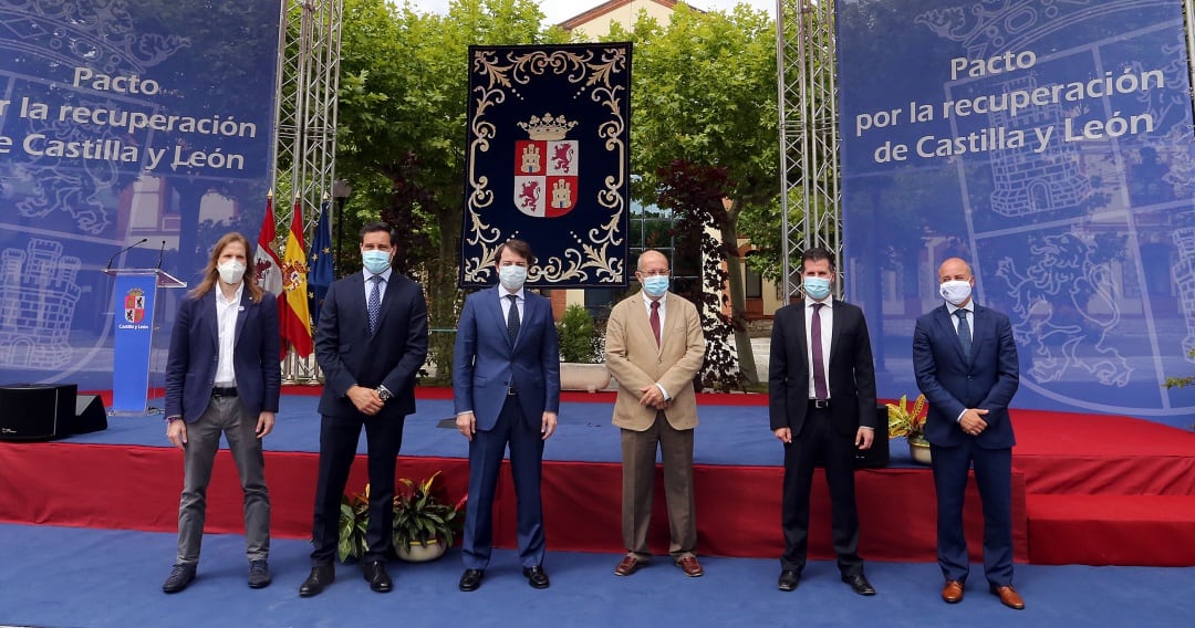 El presidente de la Junta de Castilla y León, Alfonso Fernández Mañueco, junto al vicepresidente, Francisco Igea, firman el Pacto por la Recuperación Económica, el Empleo y la Cohesión Social en Castilla y León con el portavoz parlamentario del Partido Socialista, Luis Tudanca, así como con otros portavoces