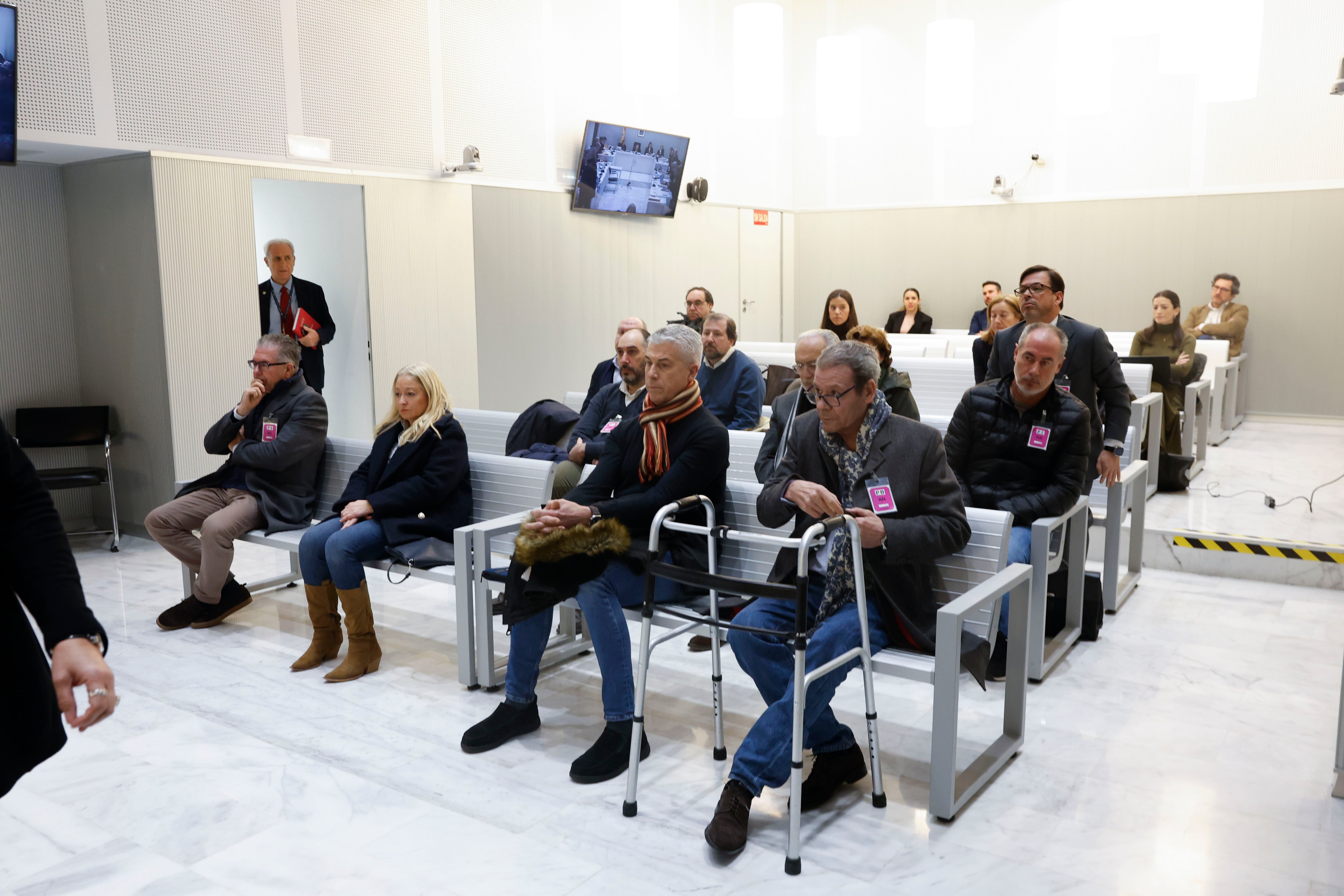 Arranca este lunes en Madrid el juicio al exconsejero madrileño Francisco Granados (a la izquierda de la imagen) y a varios exalcaldes de localidades madrileñas (el de Valdemoro, José Miguel Moreno, en primer plano) por la pieza del caso Púnica centrada en presuntas adjudicaciones irregulares de contratos de fiestas en municipios gobernados por el PP entre 2004 y 2013