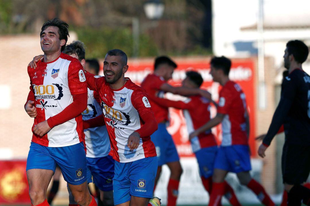 El delantero del Navalcarnero Juan Esnaider (i) celebra el tercer gol de su equipo ante el Eibar