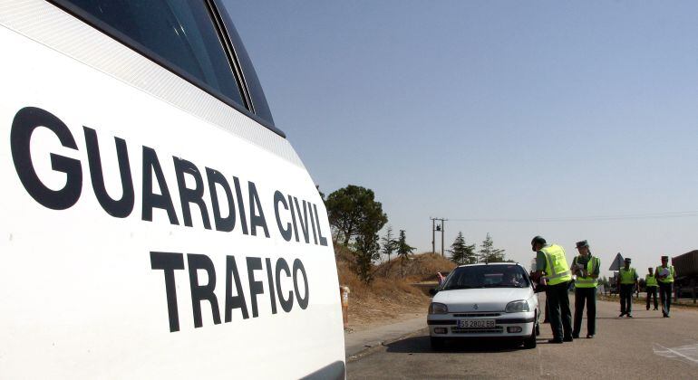 Control de alcoholemia realizado por la Guardia Civil en una carretera de Valladolid