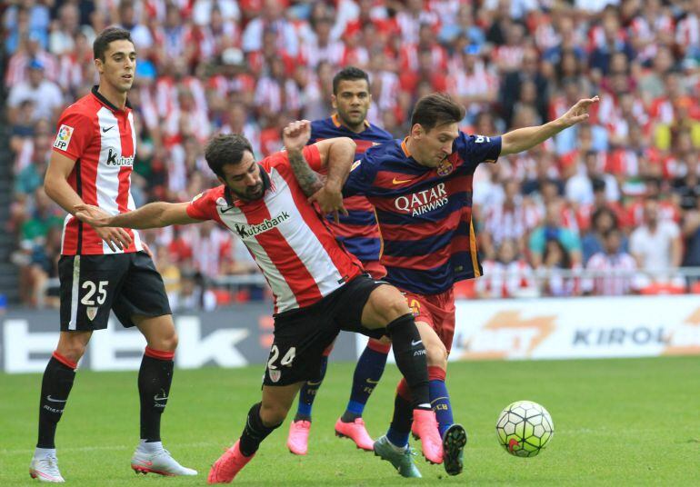 GRA178. BILBAO, 23/08/2015.- El defensa del Athletic Club Mikel Balenziaga (i) lucha por un balón con el delantero argentino del FC Barcelona Lionel Messi, durante el partido de la primera jornada de la liga en Primera División disputado hoy en San Mamés. EFE/Luis Tejido