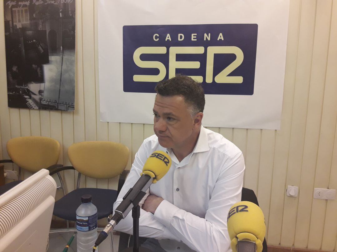 Juan Antonio Delgado en los estudios de Radio Jerez