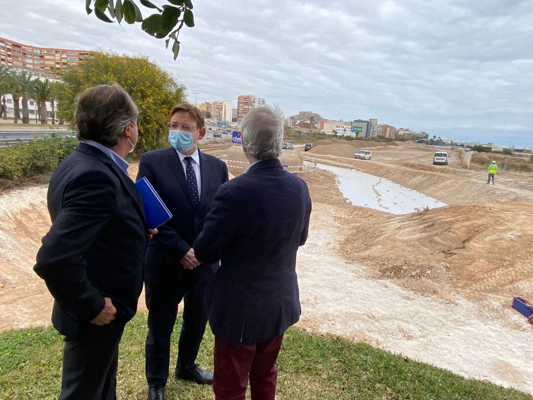 El president de la Generalitat, Ximo Puig, con el presidente de la Autoridad Portuaria, Juan José Gisbert, durante su visita a las obras de la ampliación del Parque del Mar en el Puerto.