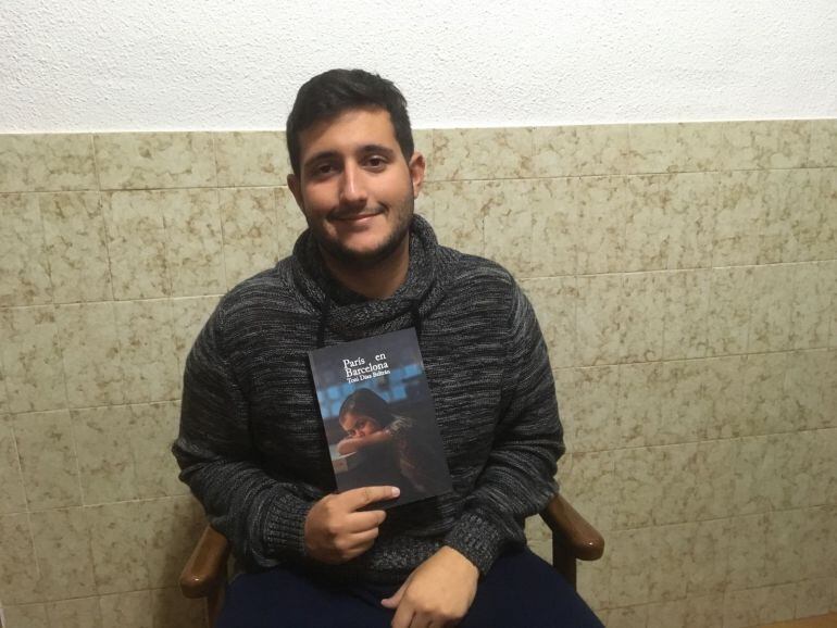 Toni Díaz con su libro