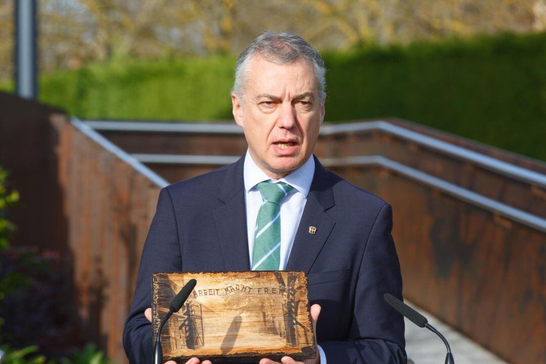 El lehendakari, Iñigo Urkullu, interviene en el acto de entrega por parte de las Juntas Generales de Bizkaia del certificado de &quot;Retoño árbol de Gernika&quot; del roble plantado ante la fachada principal de la sede de Lehendakaritza (al fondo), celebrado este martes en la sede de la Presidencia del Gobierno Vasco en Vitoria. 