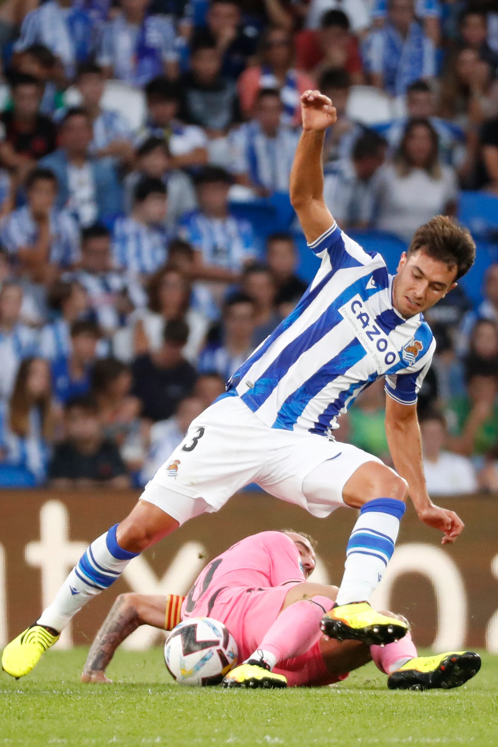 SAN SEBASTIÁN, 18/09/2022.- El centrocampista de la Real Sociedad, Martín Zubimendi (d), intenta llevarse el balón ante el centrocampista del Espanyol, Sergi Darder, durante el encuentro correspondiente a la sexta jornada de primera división que disputan hoy domingo en el estadio de Anoeta, en San Sebastián. EFE / Juan Herrero.
