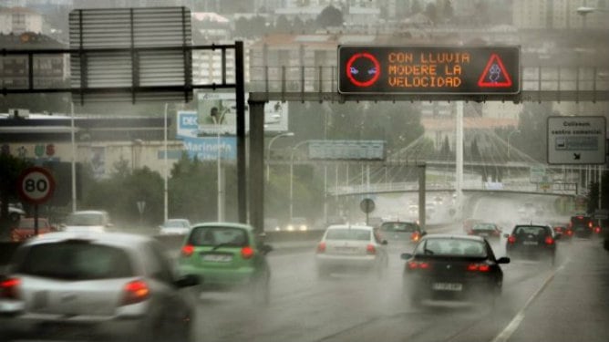 Un luminosos advierte a los conductores de que extremen la precaución por la presencia de lluvia