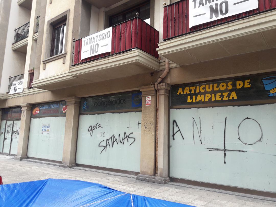 Pintadas en el tanatorio de Las Arenas