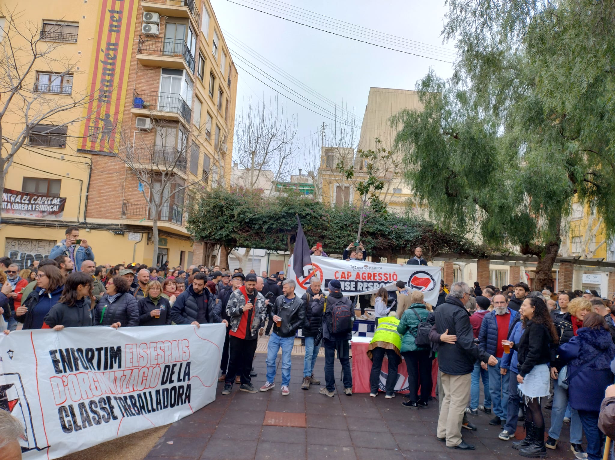 Este sábado se ha celebrado en Castelló una concentración para condenar la agresión por parte de un grupo de extrema derecha al casal La Cosa Nostra de Castelló.