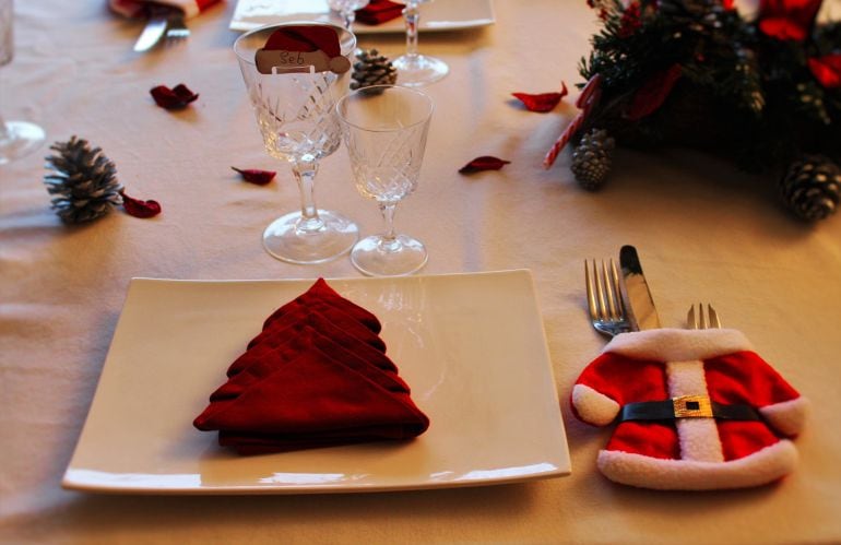 Una mesa preparada para el día de Navidad