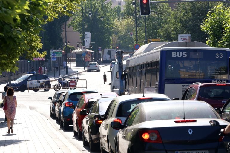 Retenciones en uno de los principales accesos al centro de Valladolid, cortado al tráfico de vehículos a motor por los altos índices de ozono en el aire 	 
 