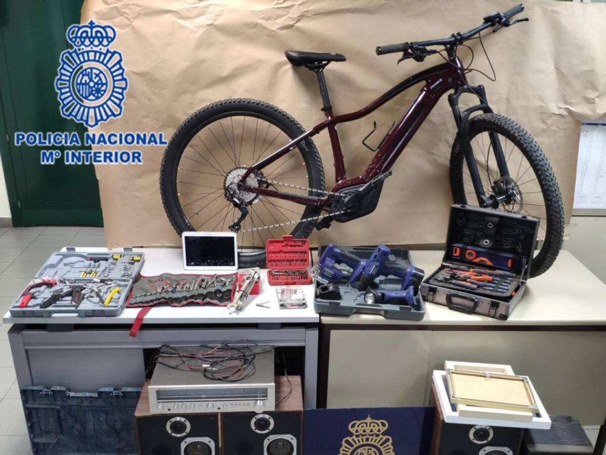 Detenidos dos hombres en Gijón mientras forzaban las puerta de una nave con barras de hierro