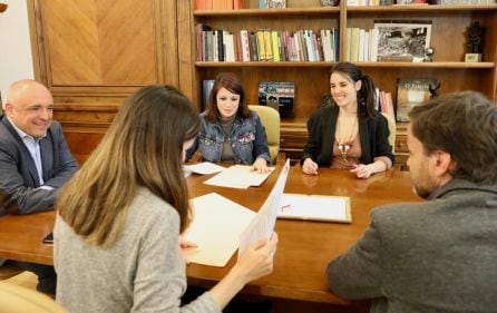 Firma del documento con el acuerdo entre las dos formaciones