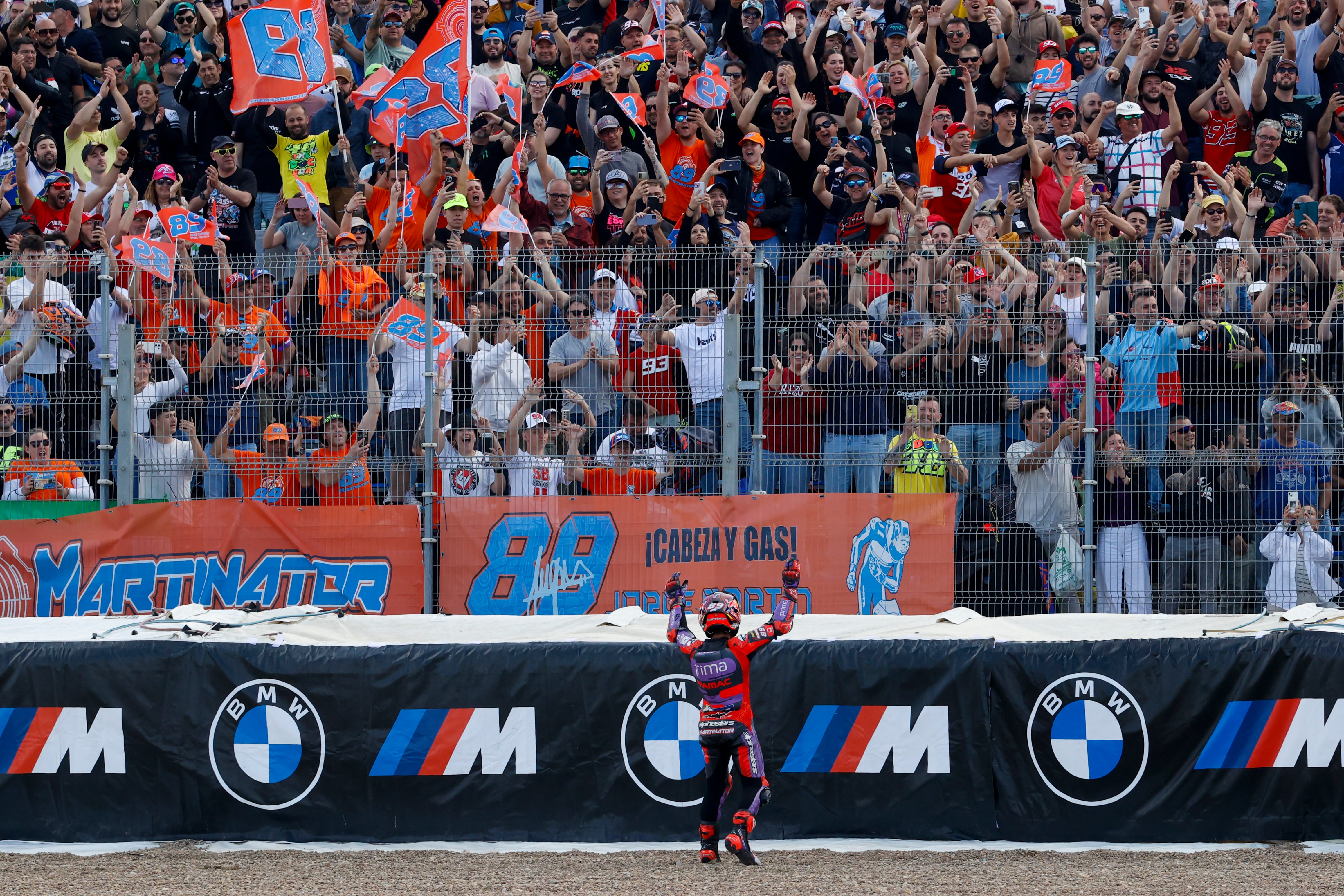 El piloto español de MotoGP Jorge Martín, del equipo Prima Pramac Racing, celebra con la afición tras la carrera sprint de MotoGP durante el Gran Premio de España de motociclismo este sábado en Jerez. EFE/ Román Ríos