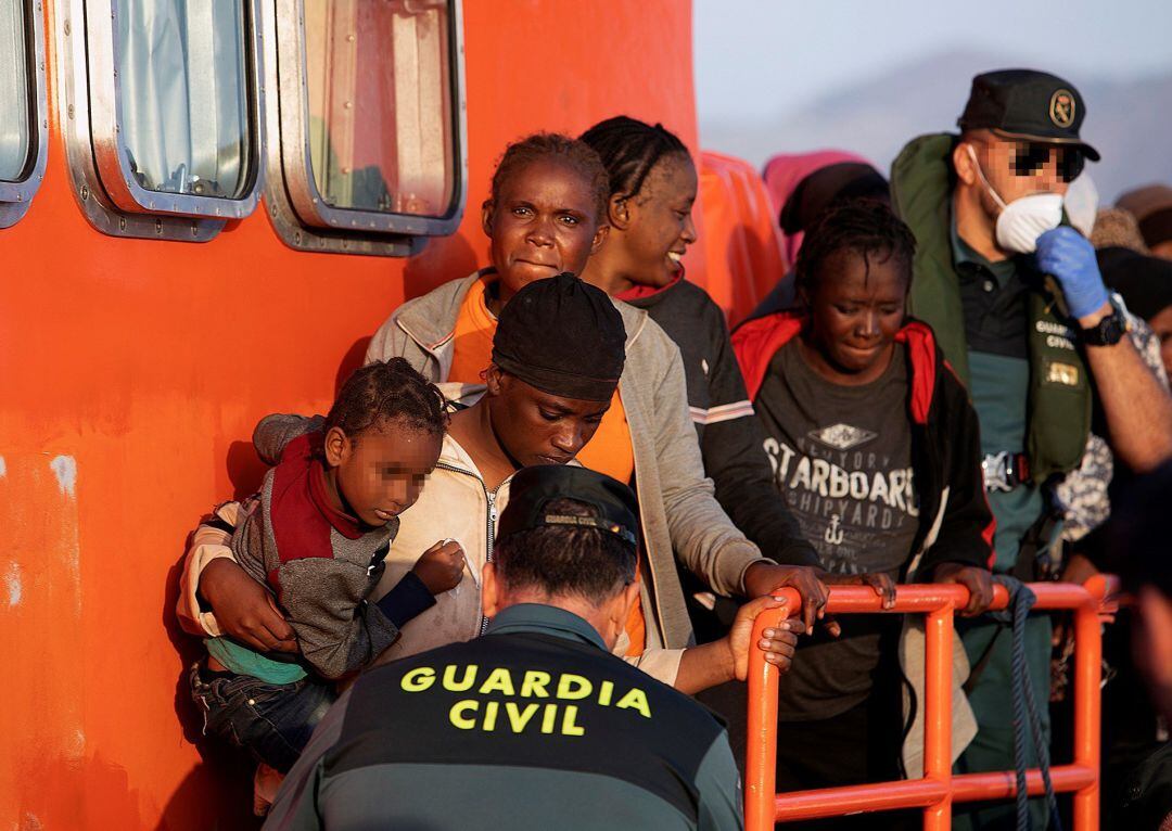 Salvamento Marítimo y Guardia Civil trasladan a los inmigrantes al Puerto de Motril