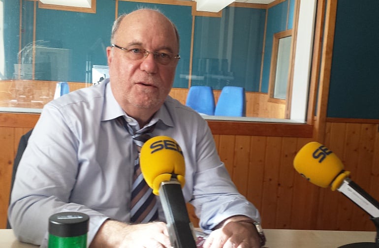 Foto de archivo del consejero de Economía, Juan José Sota, en el estudio de Radio santander