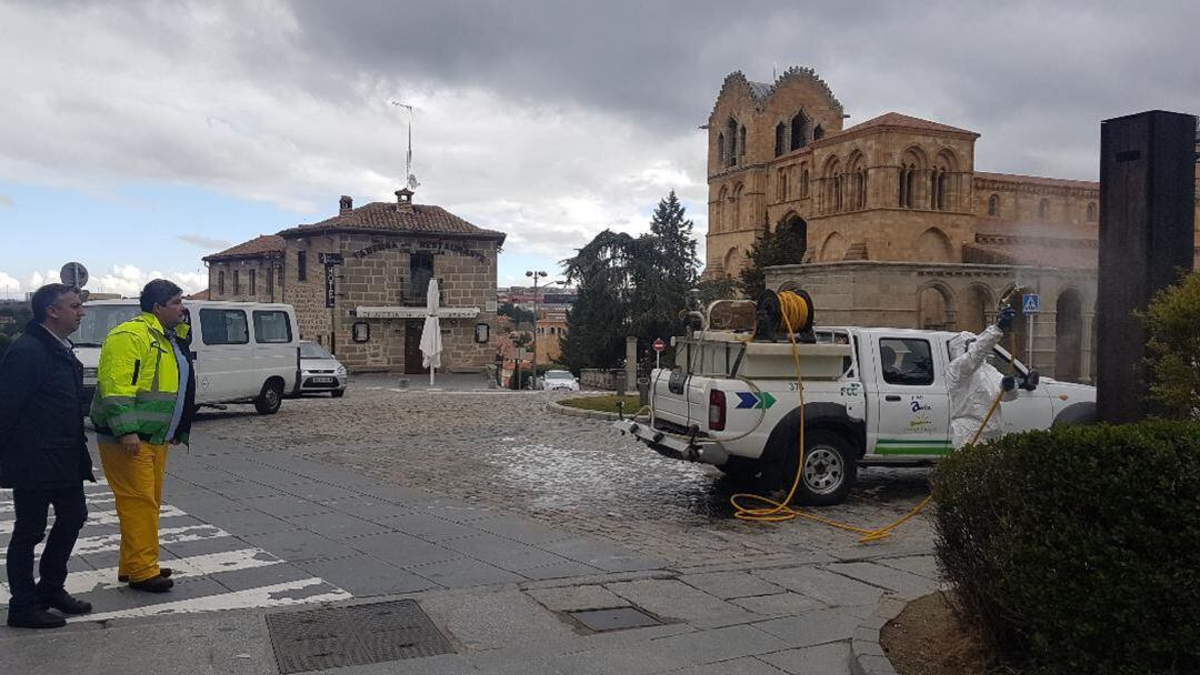 Tareas de desinfección a pie de calle en la zona de San Vicente