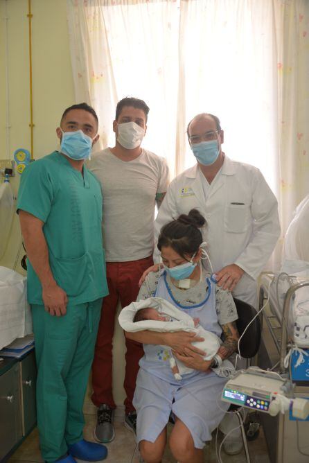 Miriam y Alberto, con su hijo Nauzet, acompañados por sanitarios de la UCI del Complejo Hospitalario Universitario Insular-Materno Infantil