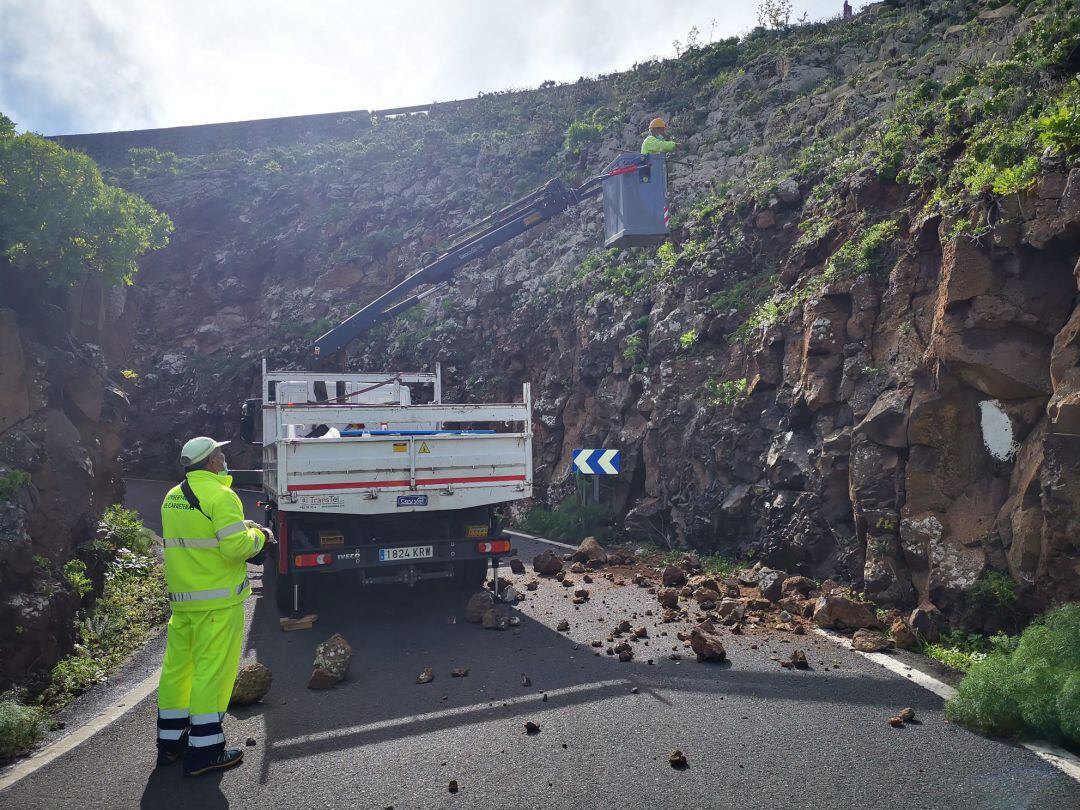 Trabajadores del servicio de Conservación de carreteras en las curvas de Malpaso, en Haría.