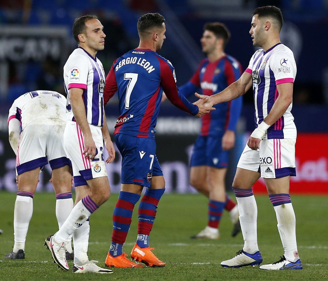 Sergio León of Levante shake hand with Bruno of Valladolid 