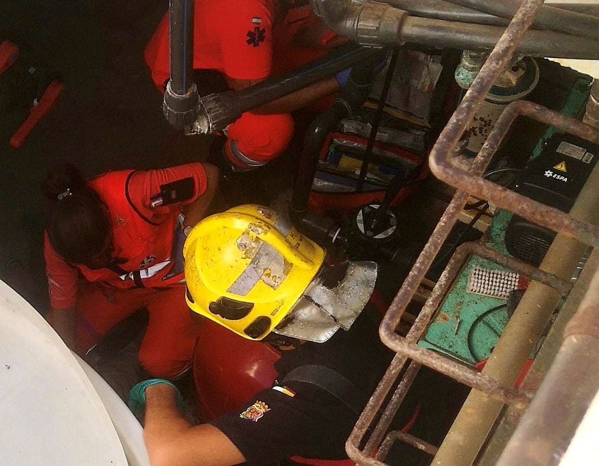 Un momento del rescate que han llevado a cabo los bomberos de Málaga