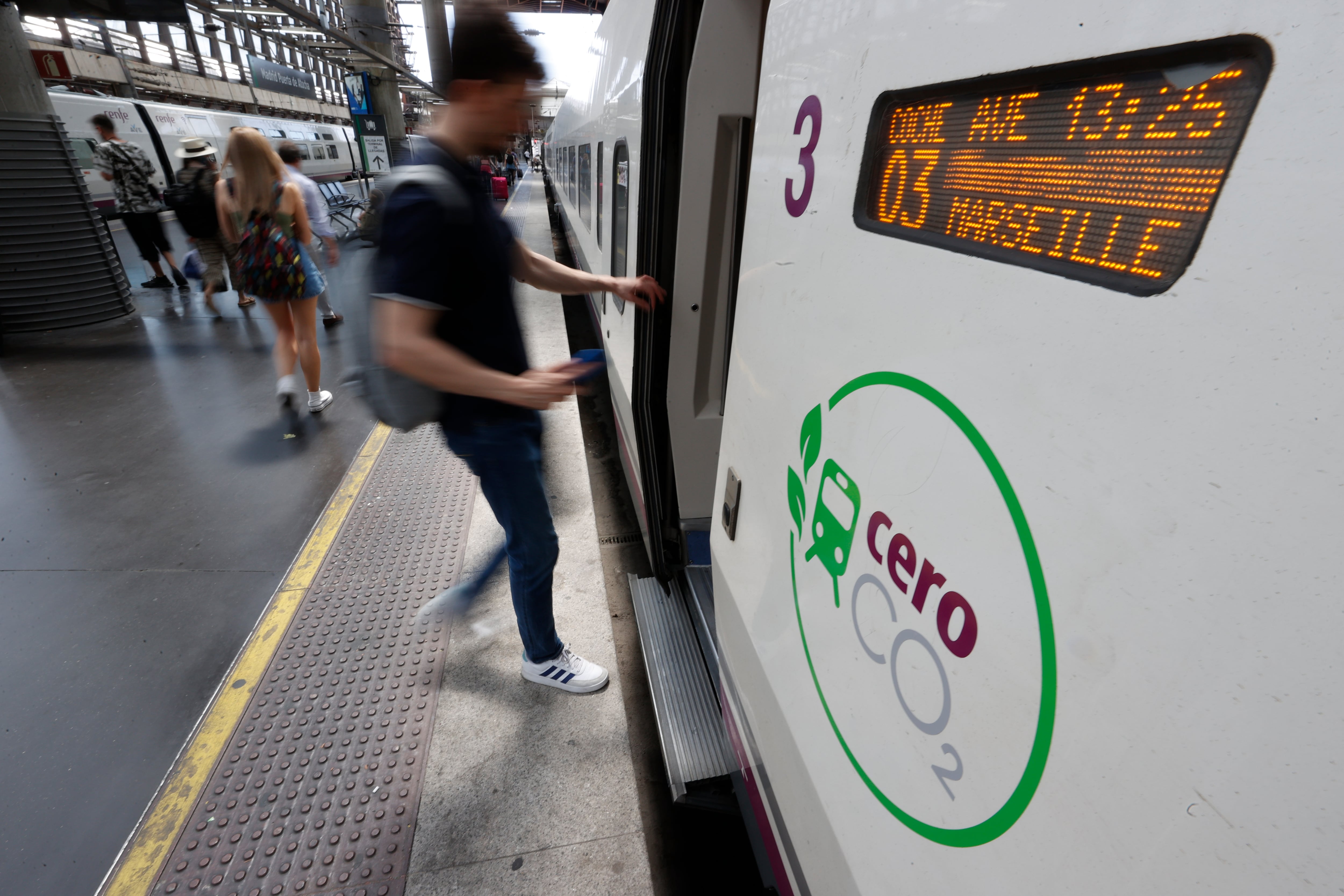 -FOTODELDÍA-MADRID, 28/07/2023.- Renfe comienza a operar este viernes su nueva ruta de AVE entre Madrid y la ciudad francesa de Marsella, la segunda que opera en solitario en el extranjero, que se suma a la conexión Barcelona-Lyon que inauguró hace justo dos semanas dentro de su estrategia de expansión en el mercado francés. EFE/ Javier Lizón
