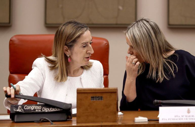 La presidenta del Congreso, Ana Pastor y la presidenta de la Fundación de Víctimas del Terrorismo, Mari Mar Blanco