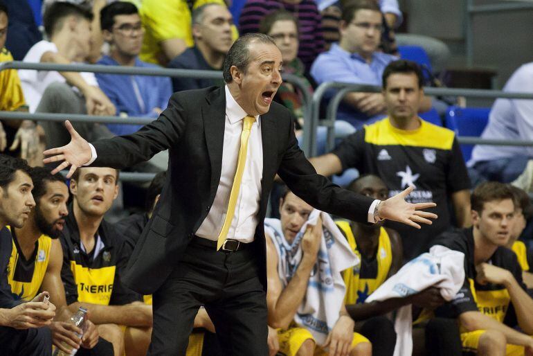 El entrenador del Iberostar Tenerife, Txus Vidorra, hace indicaciones a sus jugadores que se enfrentaban al Valencia Basket durante el partido de baloncesto de la liga Endesa celebrado hoy en el pabellón Santiago Martín de La Laguna (Tenerife)