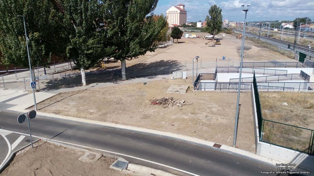 Las obras de remodelación de los entornos de la pasarela de Los Tres Pasos se desarrollan a un ritmo exasperante