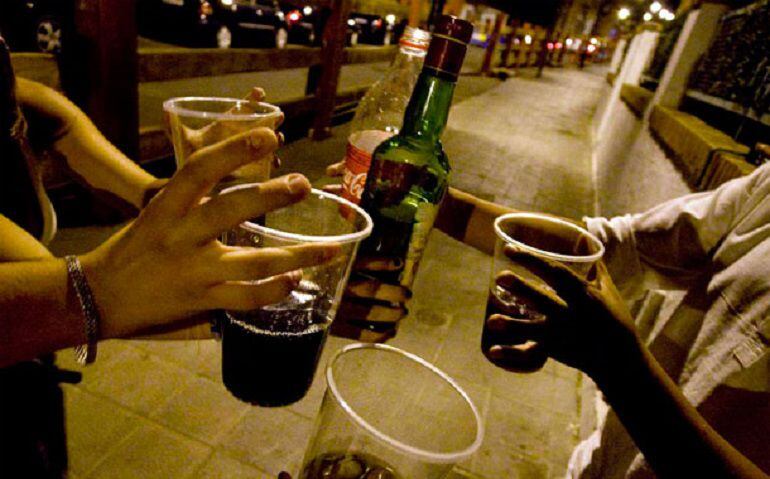 La Confederación de Hosteleros regional considera que la regulación de los locales de ocio diurno podría acabar con el botellón