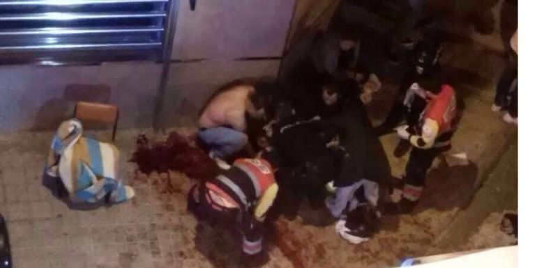 Los equipos sanitarios ayudando al hombre herido en Vila-real tras una discusión.