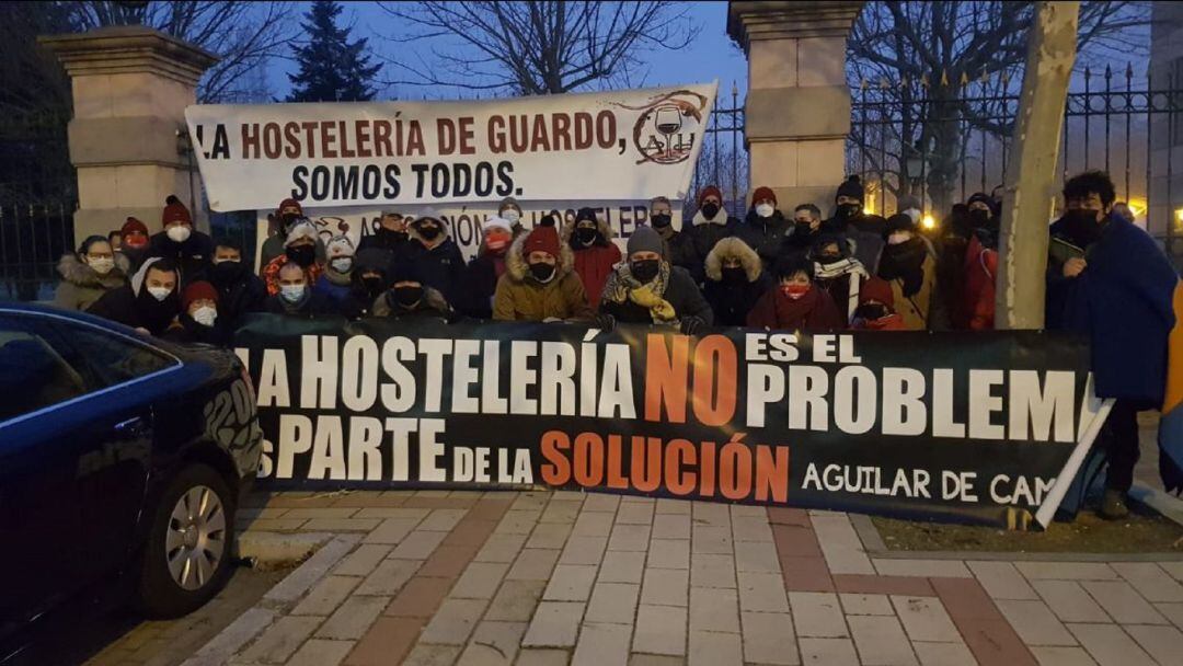 Hosteleros concentrados a las puertas de la sede de Presidencia en Valladolid