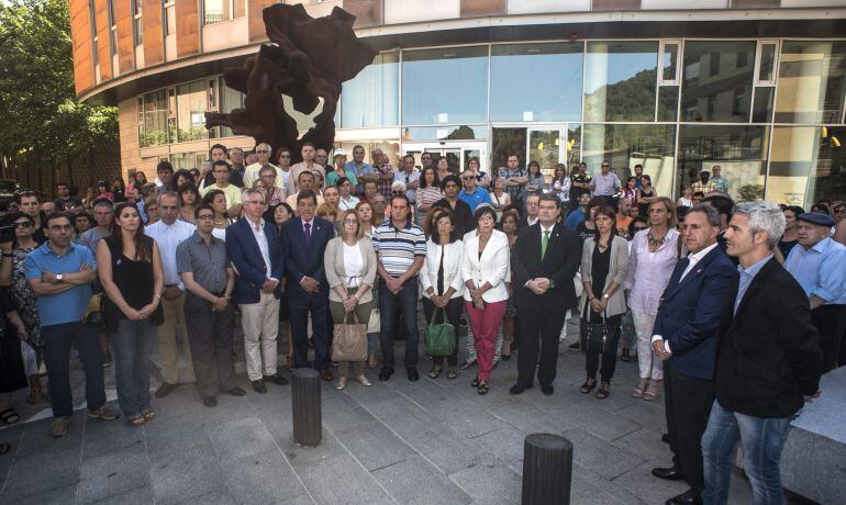GRA125. ARRIGORRIAGA (BIZKAIA), 20/08/2015.- El Ayuntamiento de Arrigorriaga (Vizcaya) ha celebrado hoy una concentración en señal de condena por la muerte de Leyre Rodríguez, la mujer que falleció en un atropello en Bilbao el pasado 8 de agosto y que podría haber sido asesinada por su exmarido. EFE/MIGUEL TOÑA