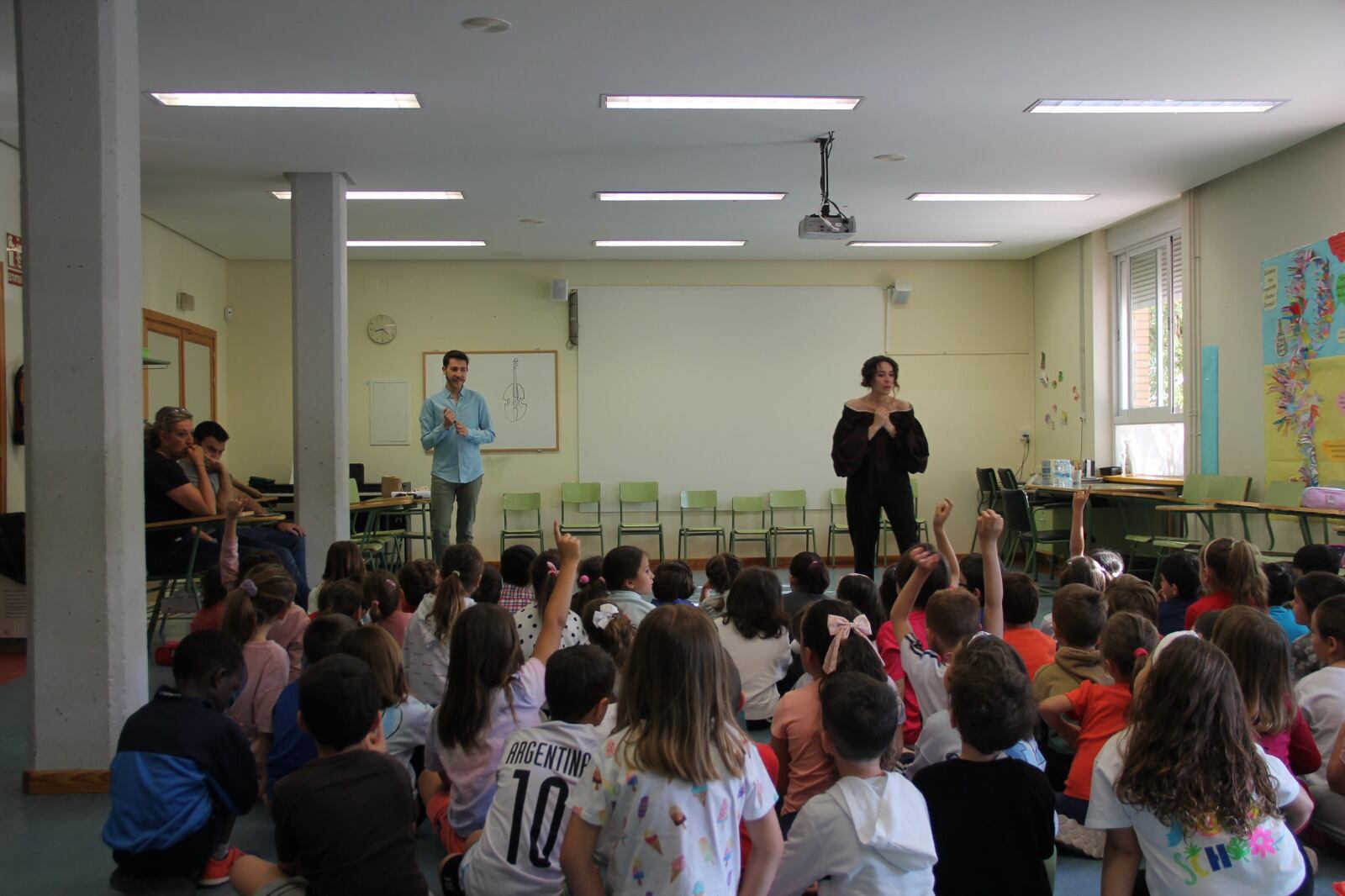 Inés Turmo y Carlos González con los niños de un colegio de Huesca