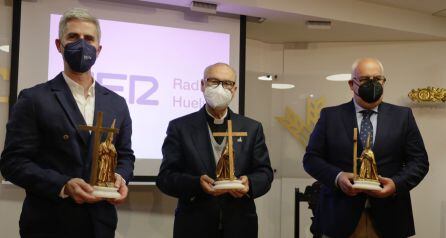 El imaginero, pintor y escultor Mario Moya; D.Diego Capado cura párroco de la Concepción y Marcos de la Corte, hermano mayor de la Hermandad del Nazareno de Huelva. Premios Cruz de Guía 2021